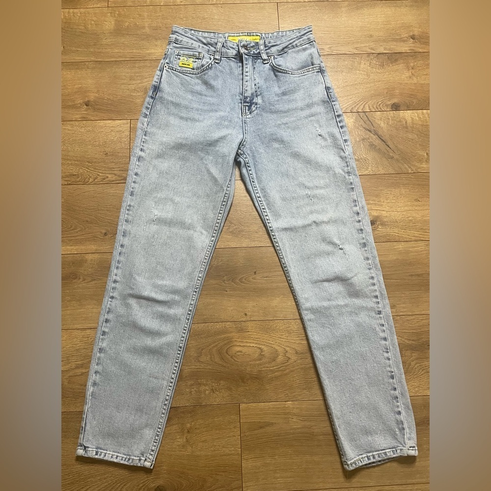 Cracpot Mom Fit Light Blue Jeans - Size 26, High Rise, Almost New - Picture 2 of 12